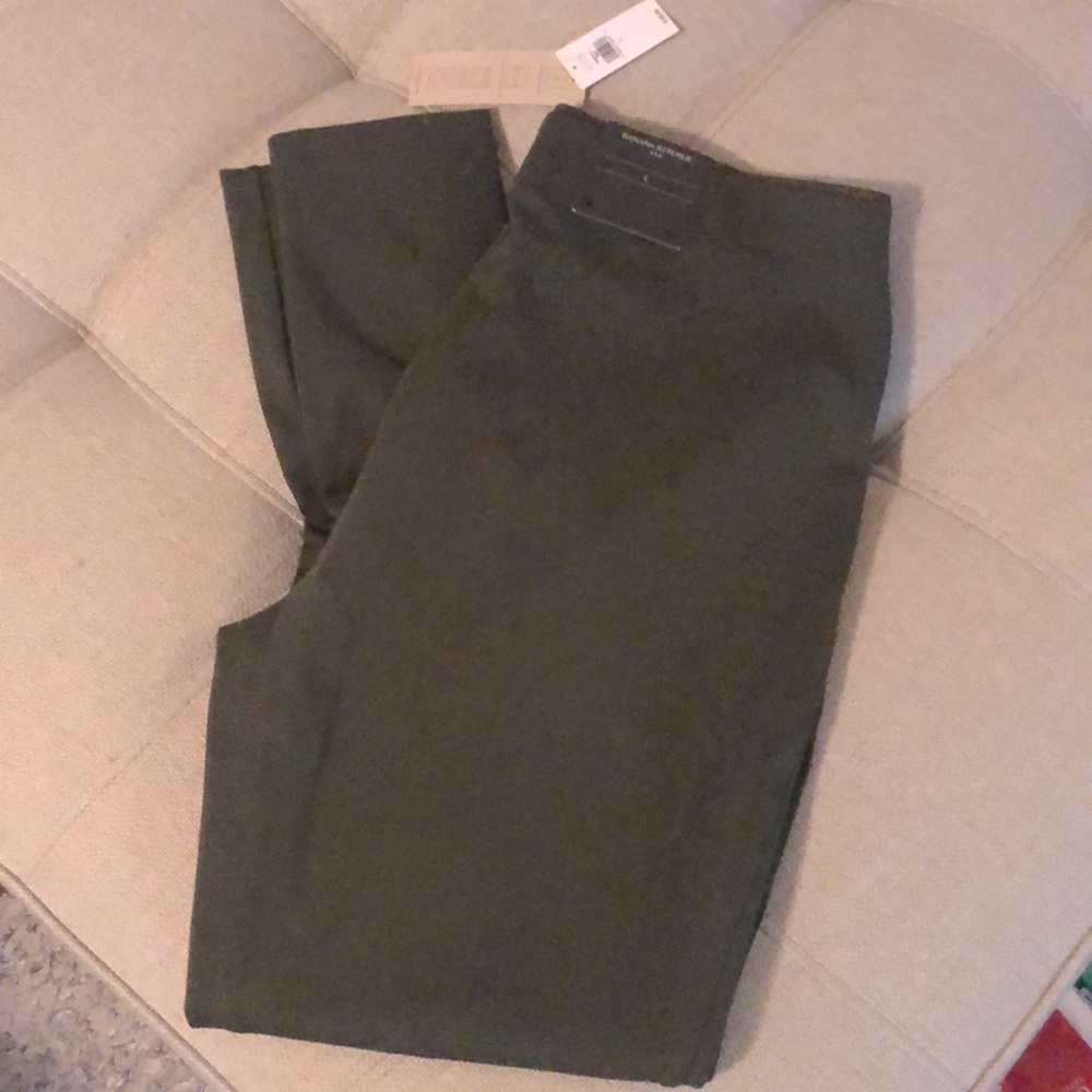 NWT. Banana Republic High-Rise Skinny pants in Olive Green. Size Large.
